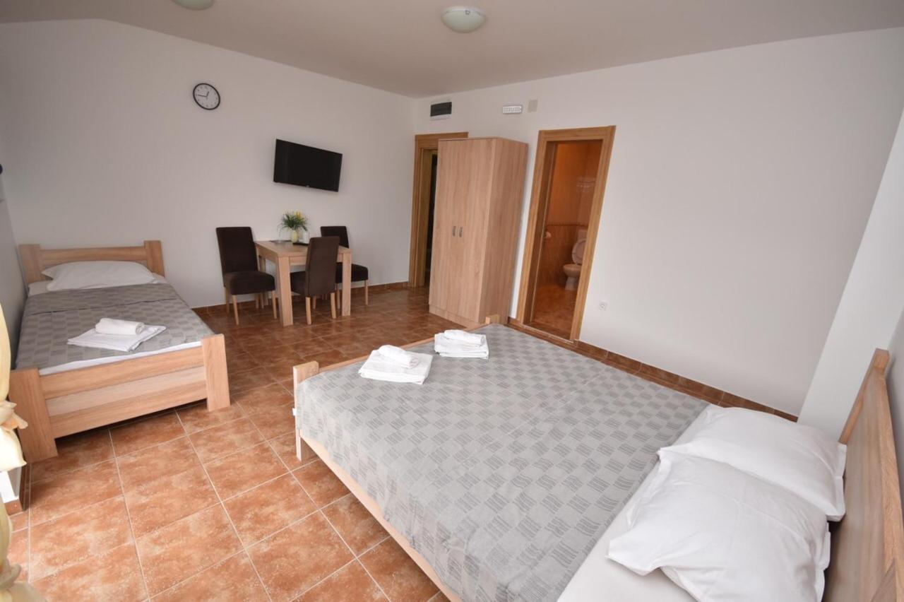 Julija 1 Apartment Игало Екстериор снимка