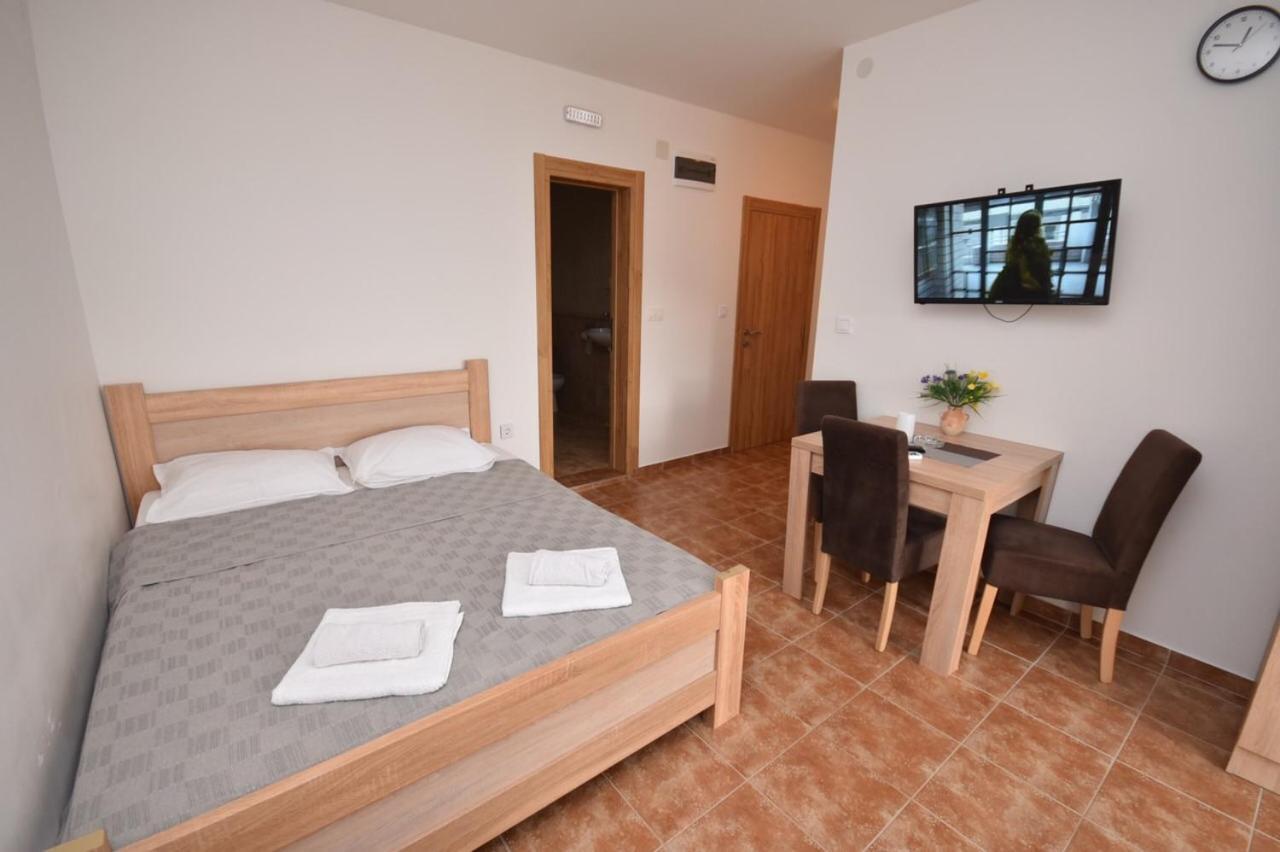 Julija 1 Apartment Игало Екстериор снимка