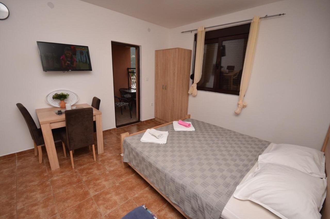 Julija 1 Apartment Игало Екстериор снимка